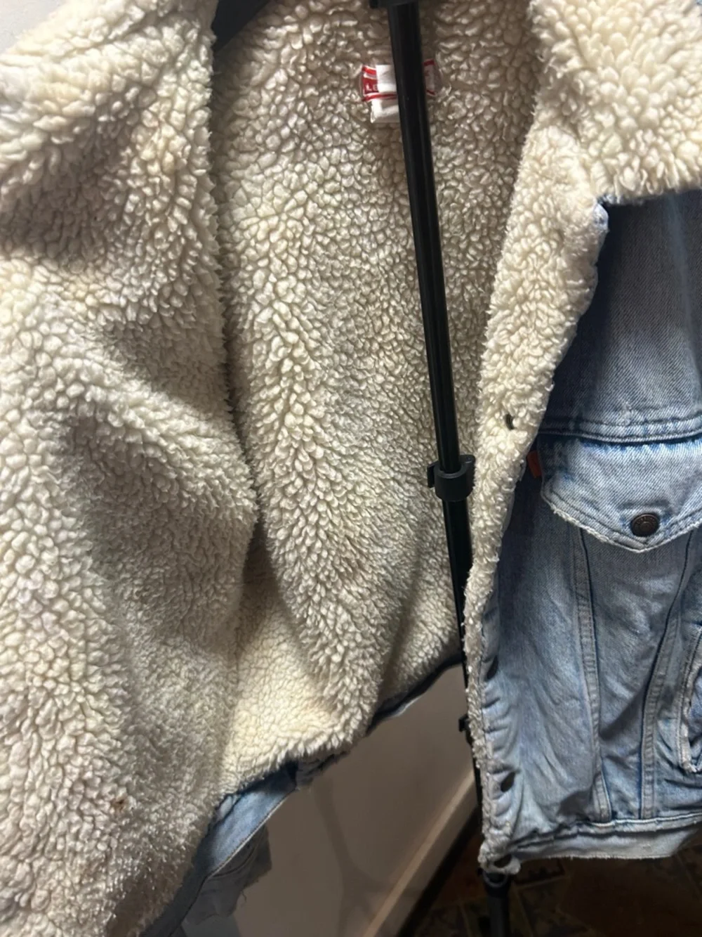 Vintage Levi's Light Blue Denim Jacket with Cream Sherpa Collar - Picture 6 of 9